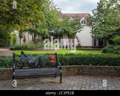 ST ALBANS, HERTFORDSHIRE, Großbritannien - 04. OKTOBER 2019: Gedenkbank zum Ersten Weltkrieg in der Nähe der St Albans Cathedral Stockfoto