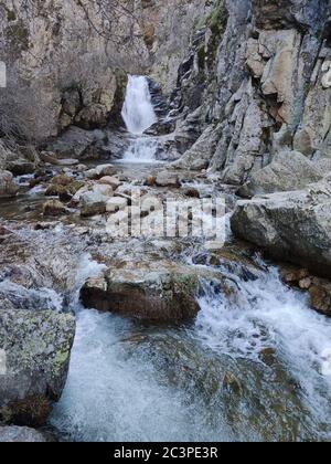 Vertikale Aufnahme des Purgatorio Wasserfalls in Madrid, Rascafria Stockfoto