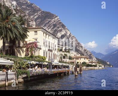 Hotel-Restaurant am Ufer des Gardasees, Sirmione, Provinz Brescia, Lombardei Region, Italien Stockfoto