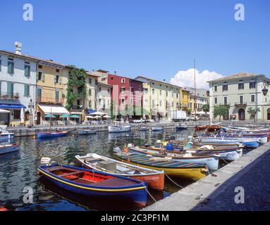 Hafenblick, Lazise, Gardasee, Provinz Verona, Region Venetien, Italien Stockfoto