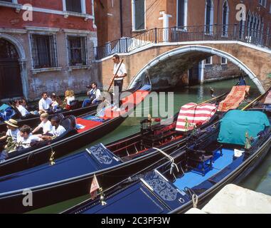 Gondeln und Gondolieri auf Backstreet Kanal, Venedig, Provinz Venedig, Veneto Region, Italien Stockfoto