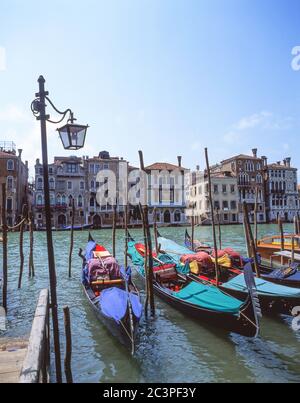 Gondeln, die am Canal Grande, Venedig (Venedig), Region Venetien, Italien, festgemacht sind Stockfoto