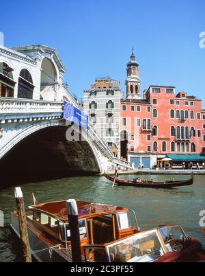 Gondel unter der Rialtobrücke (Ponte di Rialto), Canal Grande, Venedig (Venedig), Region Venetien, Italien Stockfoto