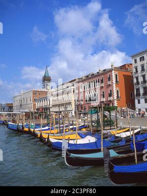 Gondeln vor Anker am Ufer, Canal Grande, Venedig, Provinz Venedig, Veneto Region, Italien Stockfoto