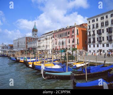 Gondeln, die am Ufer, Canal Grande, Venedig (Venedig), Region Venetien, Italien festgemacht sind Stockfoto