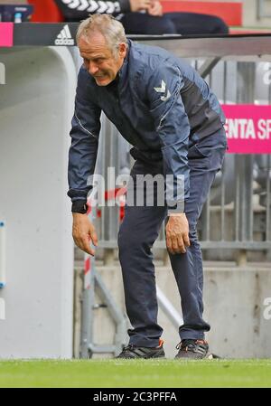 München, 20. Juni 2020, Christian STREICH, BRD Trainer FC BAYERN MÜNCHEN - SC FREIBURG in der Saison 2019/2020 Uhr Spieltag 33. FCB Foto: © Peter Schatz / Alamy Live News / Hans Rauchensteiner/Pool - die DFL-BESTIMMUNGEN VERBIETEN DIE VERWENDUNG VON FOTOGRAFIEN als BILDSEQUENZEN und/oder QUASI-VIDEO - Nationale und internationale Nachrichtenagenturen OUT redaktionelle Verwendung Stockfoto