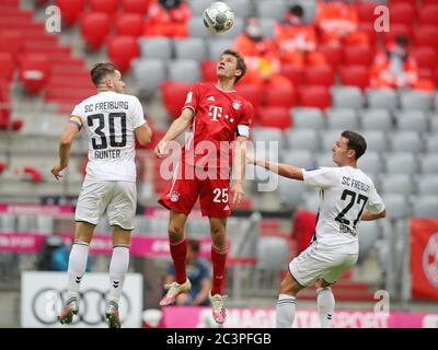 München, 2020. Juni 25, Thomas MÜLLER, FCB 30, Kampf gegen Christian GUENTER, BRD 27 Nicolas HOEFLER, BRD 2019/2020 beim 1.Bundesliga Spiel FC BAYERN MÜNCHEN - SC FREIBURG in der Saison 33 Uhr Spieltag  . FCB Foto: © Peter Schatz / Alamy Live News / Stefan Matzke/sampics/Pool - die DFL-BESTIMMUNGEN VERBIETEN DIE VERWENDUNG VON FOTOGRAFIEN als BILDSEQUENZEN und/oder QUASI-VIDEO - Nationale und internationale Nachrichtenagenturen OUT redaktionelle Verwendung Stockfoto