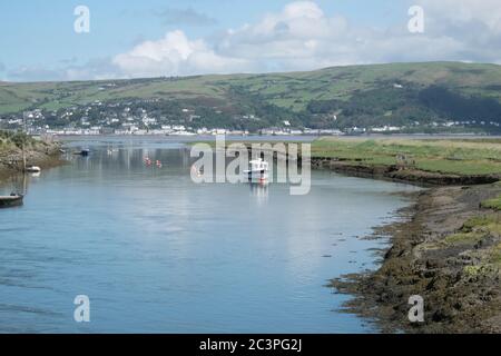 Boot,auf,Fluss Lleri,Leri,Joins,Dovey,Dyfi,Fluss,Mündung,vonYnyslas,in der Nähe von Borth,mit,Aberdovey,in,die Entfernung,Cardigan Bay,Ceredigion,ländlich,ländlich,landschaftlich,nördlich,von,Aberystwyth,Mid,West,Wales,Walisisch,UK,GB,Großbritannien,Britisch Stockfoto