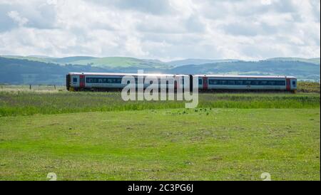 Transport für Wales, zwei, Wagen, Wagen, Zug, Modus, von, Transport, vorbei, Dyfi, Mündung, Dovey Mündung, AT, Ynyslas, auf, landschaftlich, Küste, Küste, Küste, Route, in der Nähe, Richtung, zu, weiter, Bahnhof, Haltestelle, Borth, auf, Zug, Service, Aberystwyth, nach, Shrewsbury, Cardigan Bay, Ceredigion, Ländlich, Großbritannien, Großbritannien, Großbritannien, Großbritannien, Westen, Aberwal, Großbritannien, Großbritannien, Großbritannien Stockfoto