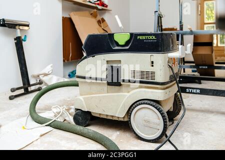 Paris, Frankreich - 8. Juni 2020: Seitenansicht des professionellen Festool Cleandec Staubsaugers in großem Raum während der Umbauarbeiten Stockfoto