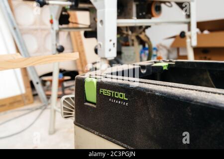 Paris, Frankreich - 8. Juni 2020: Seitenansicht der Nahaufnahme des professionellen Staubsaugers Festool Cleandec Stockfoto