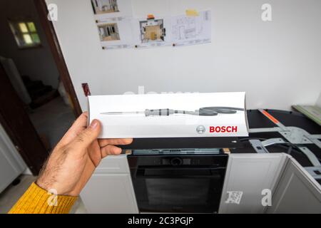 Paris, Frankreich - 8. Juni 2020: Männliche Hand in der neu installierten Küche die elektronische Fleischsonde Perfect Roast von Bosch zum perfekten Kochen auf einem Bosch Backofen Stockfoto