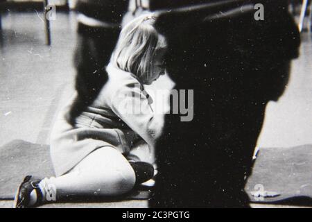 Feine 70er Jahre Vintage schwarz-weiß Fotografie eines Mädchens spielen akademische Spiele im Kindergarten. Stockfoto