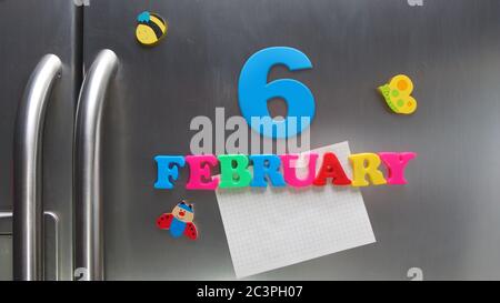6. Februar Kalenderdatum mit Kunststoff-Magnetbuchstaben mit einer Notiz von Graphitpapier auf Tür Kühlschrank gemacht Stockfoto