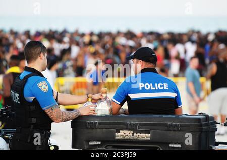 MIAMI - 15. MÄRZ 2019: Polizei überwacht Massen von jungen Menschen, die sich in South Beach für die jährlichen Frühlingsferien von Schulen und Hochschulen versammeln. Stockfoto