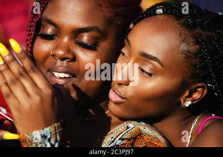 MIAMI - 16. MÄRZ 2019: Ein Paar junge Studenten machen ein Selfie auf einer Frühlingsferien-Party in South Beach. Stockfoto