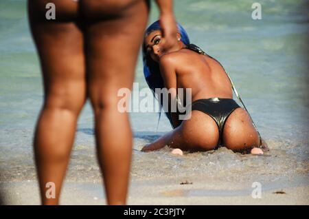 MIAMI - 23. MÄRZ 2019: Junge Frauen fotografieren am Ufer von South Beach auf einer Spring Break Party. Stockfoto