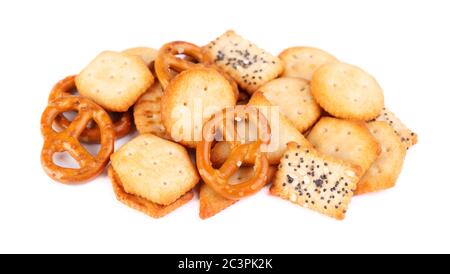 Mix Cracker isoliert auf weißem Hintergrund. Trockene Cracker Cookies isoliert. Salzige Snacks isoliert. Stockfoto