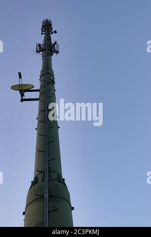 Nahaufnahme mobiler Mast – Zellstandort – Mobilfunkmast – Mobilfunkbasisstation Stockfoto