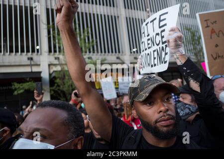 Tulsa, USA. Juni 2020. Demonstranten nehmen am 20. Juni 2020 an einer Demonstration in Tulsa, Oklahoma, USA, Teil. US-Präsident Donald Trump hielt seine erste Kundgebung seit mehr als drei Monaten in Tulsa am Samstagabend, inmitten von COVID-19-Sorgen und einer nationalen Abrechnung über Rassismus. Es gab mehrere Gruppen von Demonstranten mit unterschiedlichen Blickwinkeln in der Gegend neben der Kundgebung. Quelle: Alan Chin/Xinhua/Alamy Live News Stockfoto