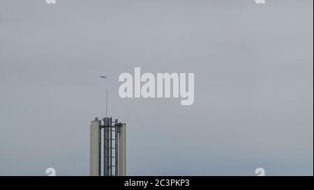 Nahaufnahme mobiler Mast – Zellstandort – Mobilfunkmast – Mobilfunkbasisstation Stockfoto