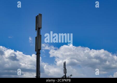 Nahaufnahme mobiler Mast – Zellstandort – Mobilfunkmast – Mobilfunkbasisstation Stockfoto