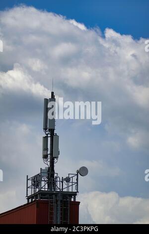 Nahaufnahme mobiler Mast – Zellstandort – Mobilfunkmast – Mobilfunkbasisstation Stockfoto