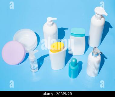 Beauty-Produkte auf blauem Hintergrund Stockfoto