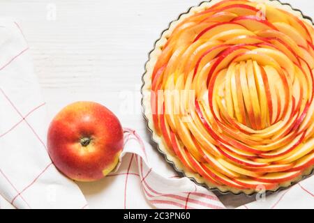 Apfelkuchen auf weißem Holzgrund vorbereiten Stockfoto