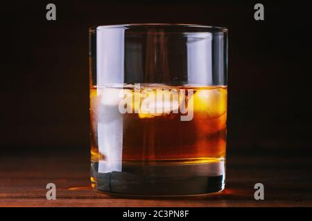 Whiskey im Glas mit Eiswürfeln oder anderen alkoholischen Getränken, Nahaufnahme. Stockfoto