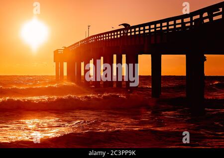 Die Sonne geht auf St. Johns County Ocean Pier, 21. März 2016, in St. Augustine, Florida. Stockfoto