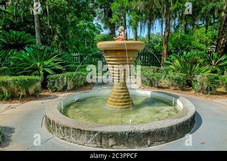 Ein Cherub sitzt auf einem Brunnen im Garten des Fontaine of Youth Archaeological Park in Ponce de Leon in St. Augustine, Florida. Stockfoto