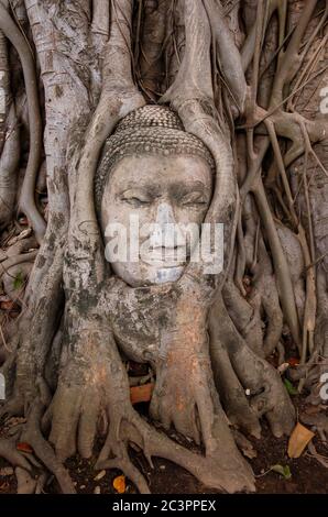 Typische Thai Buddha Handgefertigte Statue Grunge Hintergrund Stockfoto