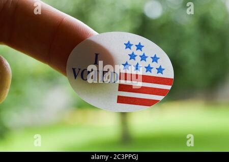 Ich habe für Aufkleber am Finger einer Frau gestimmt Stockfoto