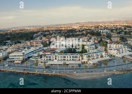 Luftaufnahme des Paphos-Damms in Zypern. Küste mit Hotels, Cafés, Restaurants und Wandergebiet, Blick von oben. Stockfoto