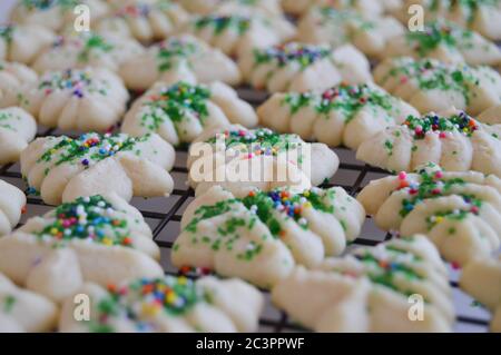 Holiday Spritz Cookies auf einem Draht Kühlgestell Stockfoto