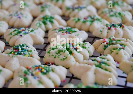 Holiday Spritz Cookies auf einem Draht Kühlgestell Stockfoto