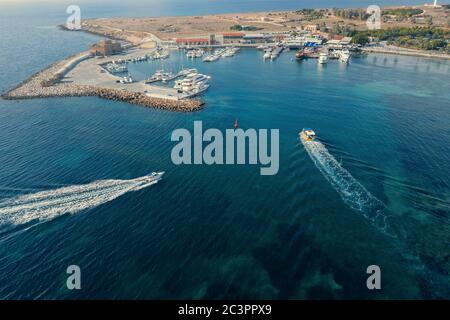 Luftaufnahme von Paphos in Zypern. Bucht mit Booten und historischer Festung im Sommer. Stockfoto