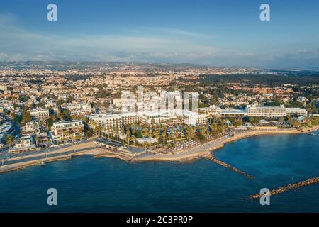 Luftaufnahme des Paphos-Damms in Zypern. Küste mit Hotels, Cafés, Restaurants und Wandergebiet, Blick von oben. Stockfoto