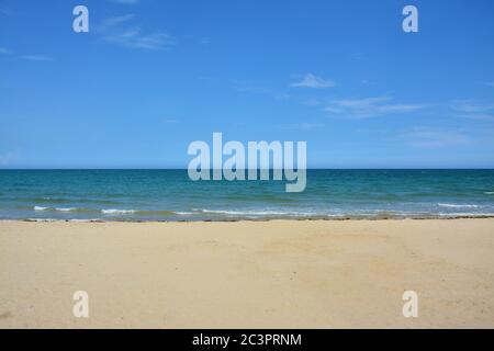 Tropischer Strand und blauer Himmel an sonnigen Tagen Stockfoto