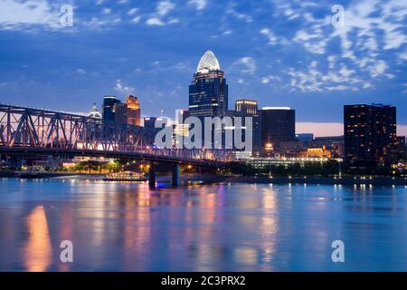 Skyline von Cincinnati und Ohio River, Ohio, USA Stockfoto