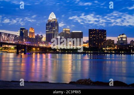 Skyline von Cincinnati und Ohio River, Ohio, USA Stockfoto