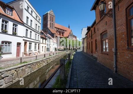 Nikolaikirche und Kanal in der Altstadt von Wismar vor blauem Himmel ist die hansestadt ein beliebtes Touristenziel am St. Nikolaus Stockfoto