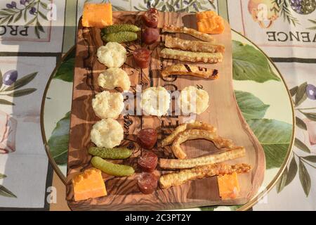 Schweinekratzen Käsebeißen Kherkins Chili Paprika Wurst Snack Board. Der Great British Pub ist Teil der englischen Kultur und auch die Snacks an der Bar. Stockfoto