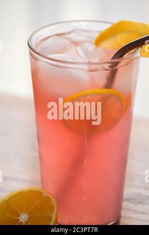 Glas rosa Limonade mit Edelstahl Stroh Stockfoto