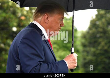 Washington, DC. Juni 2020. Der Präsident der Vereinigten Staaten, Donald J. Trump, schließt seine Ausführungen an die Presse, als er am Samstag, den 20. Juni 2020, in Washington, DC, das Weiße Haus verlässt. Trump nimmt an einer Make America Great Again Wahlkampfveranstaltung in Tulsa, Oklahoma, Teil, die erste seit dem Ausbruch der Coronavirus-Pandemie, die einen Großteil seines Wahlkampfs 2020 im vergangenen Frühjahr verschoben hat. Quelle: Mike Theiler/Pool via CNP, weltweite Nutzung Quelle: dpa/Alamy Live News Stockfoto