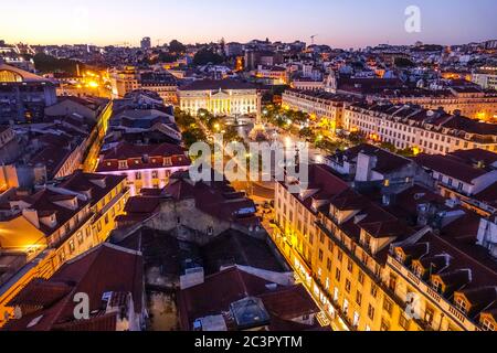 Lissabon bei Nacht - erstaunliche Lichter der Stadt - Blick von oben - LISSABON - PORTUGAL - 17. JUNI 2017 Stockfoto