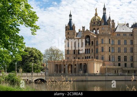 Portal und Eingang des Schweriner Schlosses oder Schweriner Schlosses, auf Deutsch Schweriner Schloss, ein romantisches Wahrzeichen Gebäude an einem See in der Hauptstadt Stockfoto