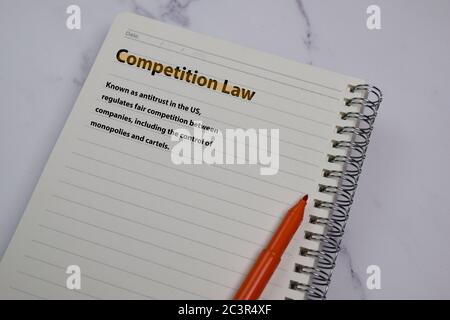 Definition des Wettbewerbsrechts Wort mit einer Bedeutung auf einem Buch. Wörterbuch Konzept Stockfoto