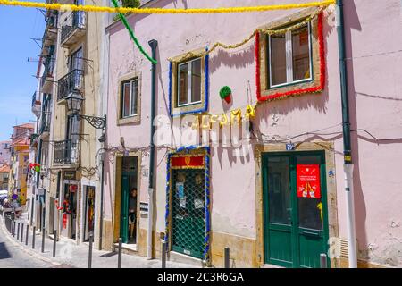 Dekorierte Häuser auf dem Hügel von Alfama in Lissabon Stockfoto